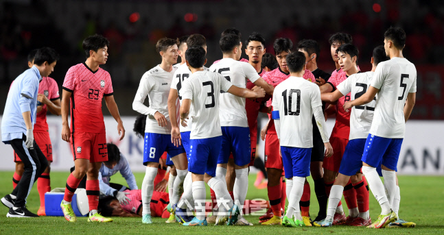 [포토] 거친 플레이에 항의하는 한국 올림픽대표팀