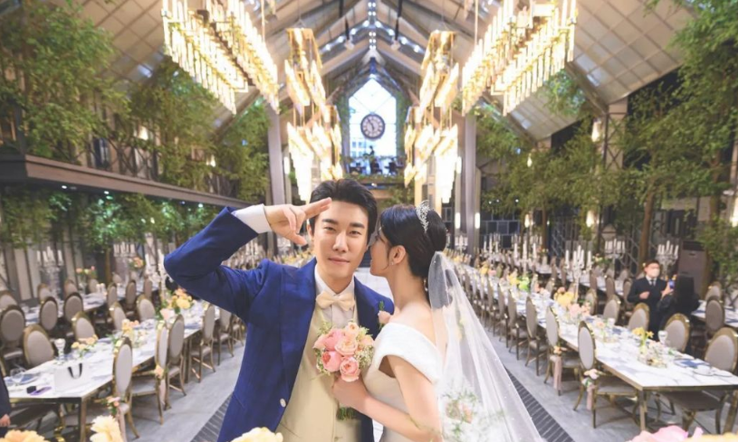 '결혼' 산이, 2세 연하 미모의 아내 공개 "행복하게 살겠습니다"