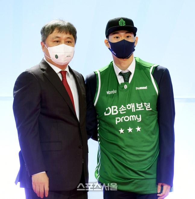 [포토] 원주 DB, 3라운드에서 한양대 김형준 지명