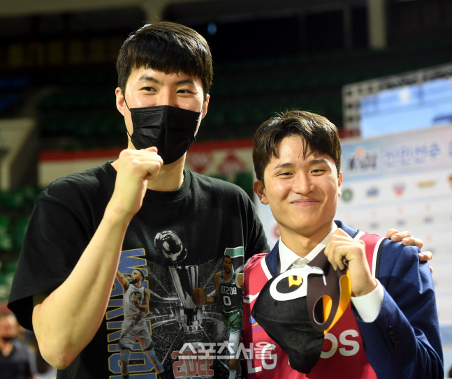 [포토] LG 지명된 양준석, 일일 매니저 이현중과 화이팅