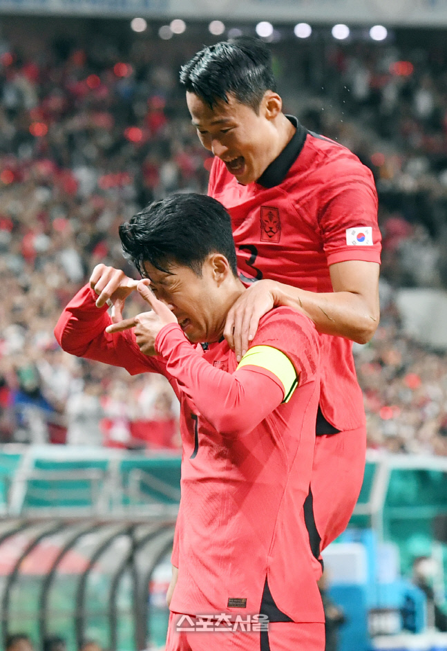 [포토]찰칵 세리머니 하는 손흥민 위로...