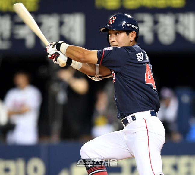 [포토] 7회 득점기회 만드는 황성빈