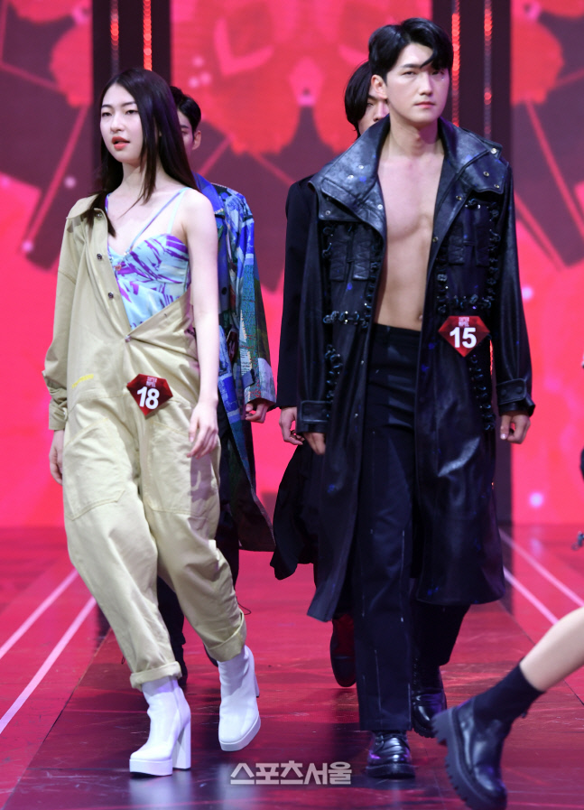 [포토]런웨이를 수놓는 SBS 슈퍼모델 대회 참가자들, 포스가 넘치네...