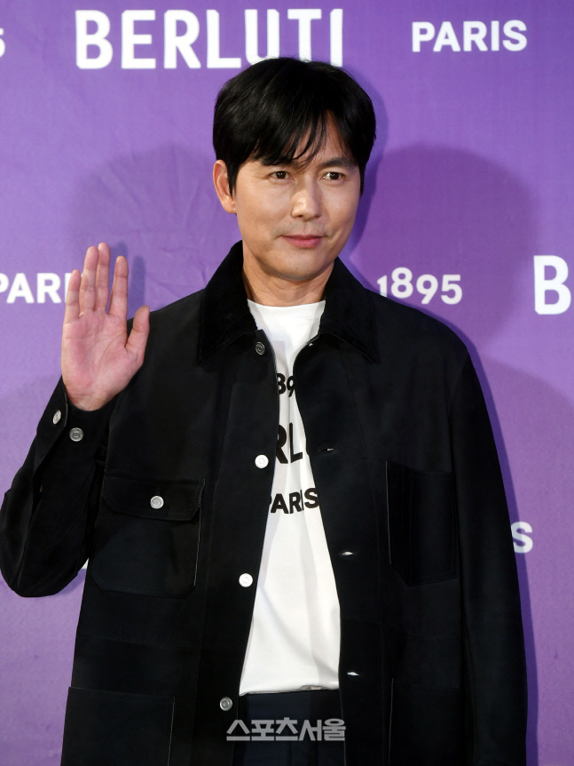 [포토] 정우성 '품격있는 손인사'