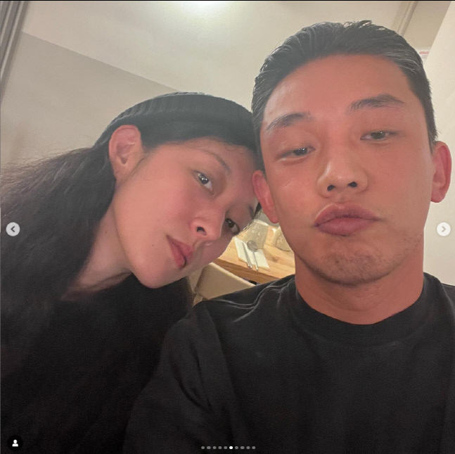 유아인, 뭐하고 지내나 했더니...女모델과 다정 셀카[★SNS]
