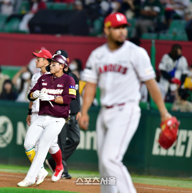 폰트에 팀 첫 안타 뽑아낸 김태진[포토]