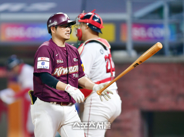 '앗 삼진' 물러나는 이지영[포토]