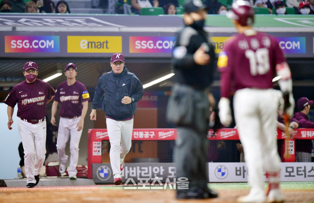 이용규 삼진판정 항의에 달려나오는 홍원기 감독[포토]