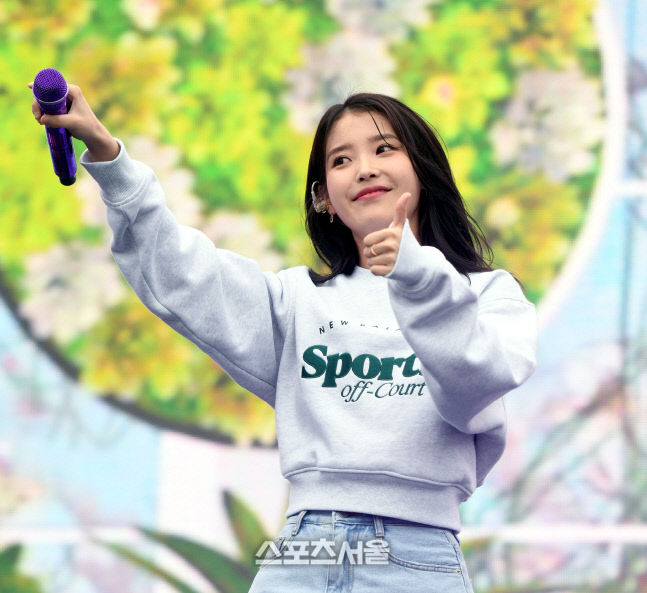 [포토] 아이유 '팬들에 엄지척'