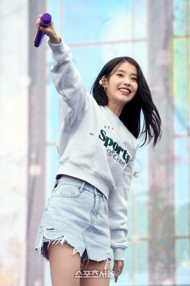 [포토] 아이유 '같이 불러요'