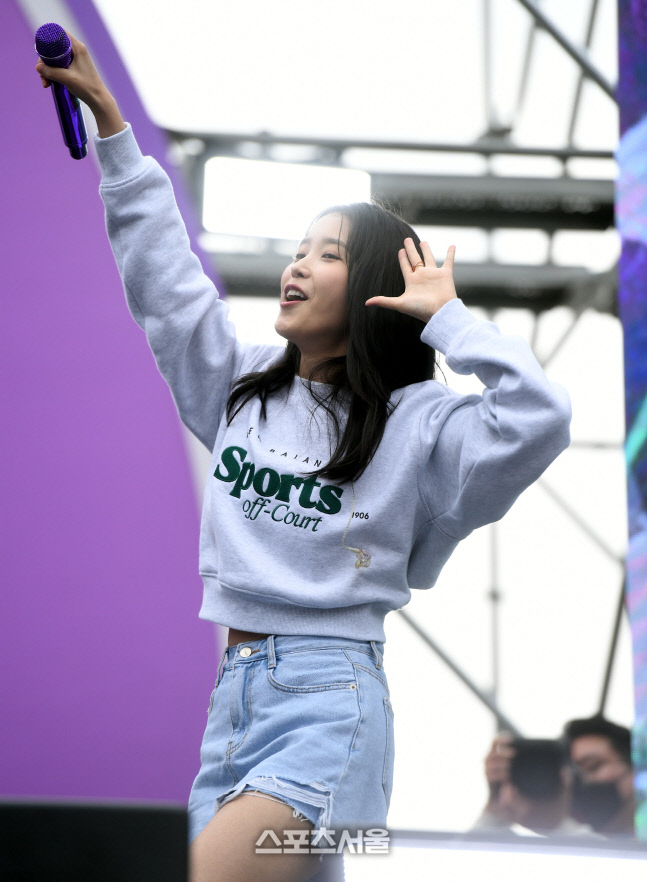[포토] 아이유 '여성분들 떼창에 흥이 절로'