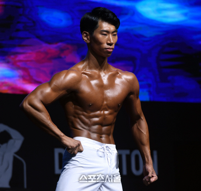 [포토]피지크 최현우, 근육에 온 힘을 싣고~ (제니스 NPCA)