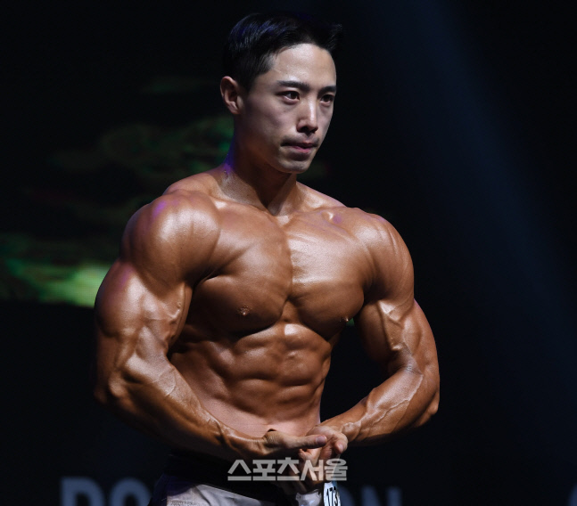 [포토]피지크 최창영, 여심을 저격하는 초콜릿복근 가이! (제니스 NPCA)