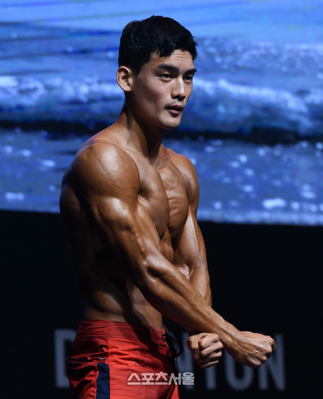 [포토]피지크 홍기민, 빨간 팬츠가 포인트 (제니스 NPCA)