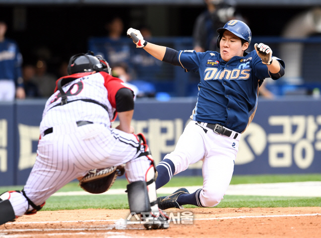 [포토]홈으로 파고드는 NC 박민우