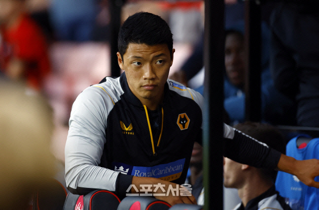 황희찬에게 호재? 악재? 울버햄턴, 라즈 감독 전격 경질