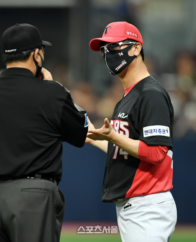 [포토]심판진에게 어필하는 KIA 김종국 감독