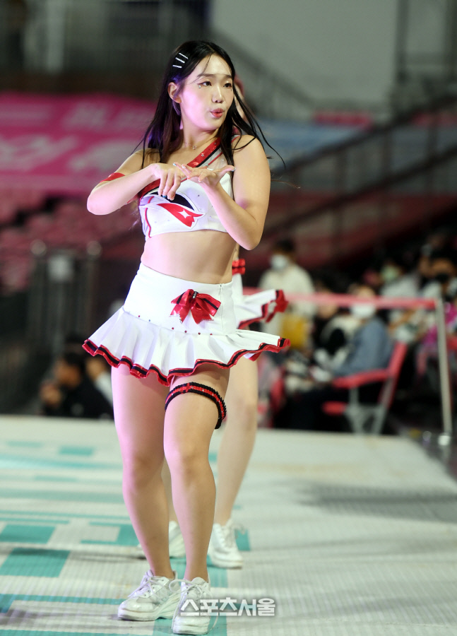 [포토] KT 치어리더 류혜민 '열정적인 공연'