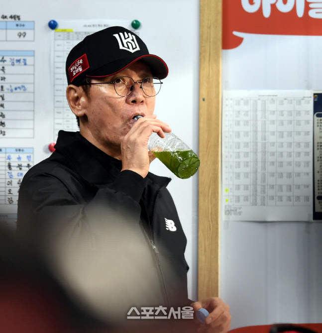 '5연승-3위 사수' 이강철 감독 "득점권에서 황재균-김민혁이 돋보였다" [SS 수원in]