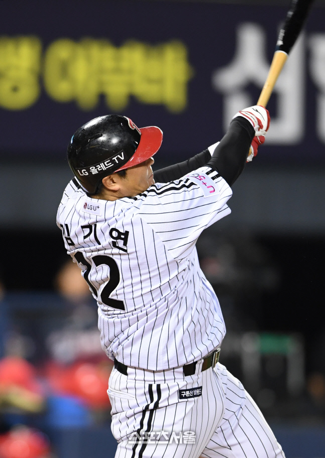 [포토]LG 김기연, KIA 박준표 상대 프로 데뷔 첫 타점