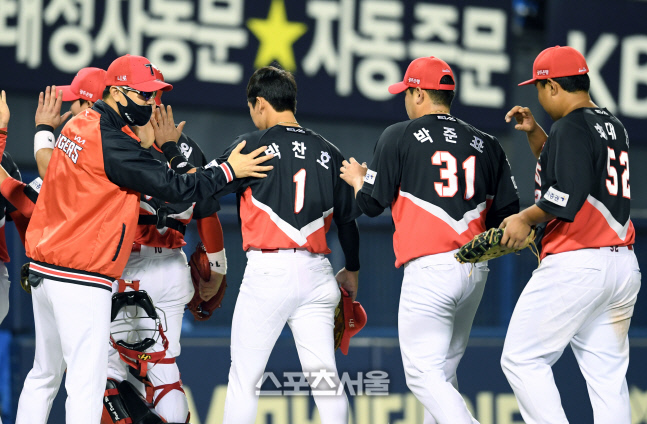 '5위 매직넘버 2' 김종국 감독 "원정 마지막 경기 팬들이 힘 주셨다"[SS잠실in]