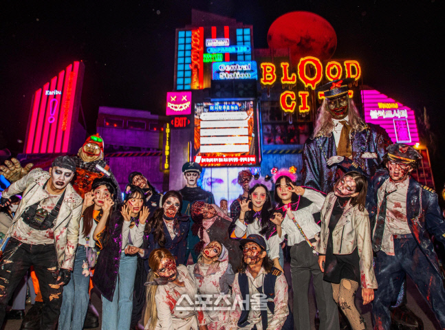 1. 에버랜드 할로윈 블러드시티6에 나타난 좀비들 (1)