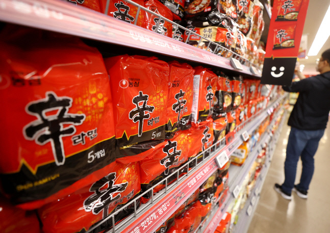 코로나19·폭우에 희비…라면시장은 '성장', 비빔면 시장은 '주춤'