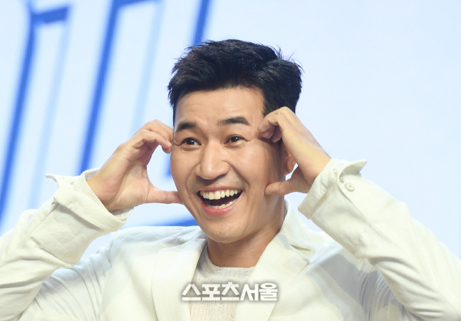 [포토]하트 만들어 보이는 코요태 김종민