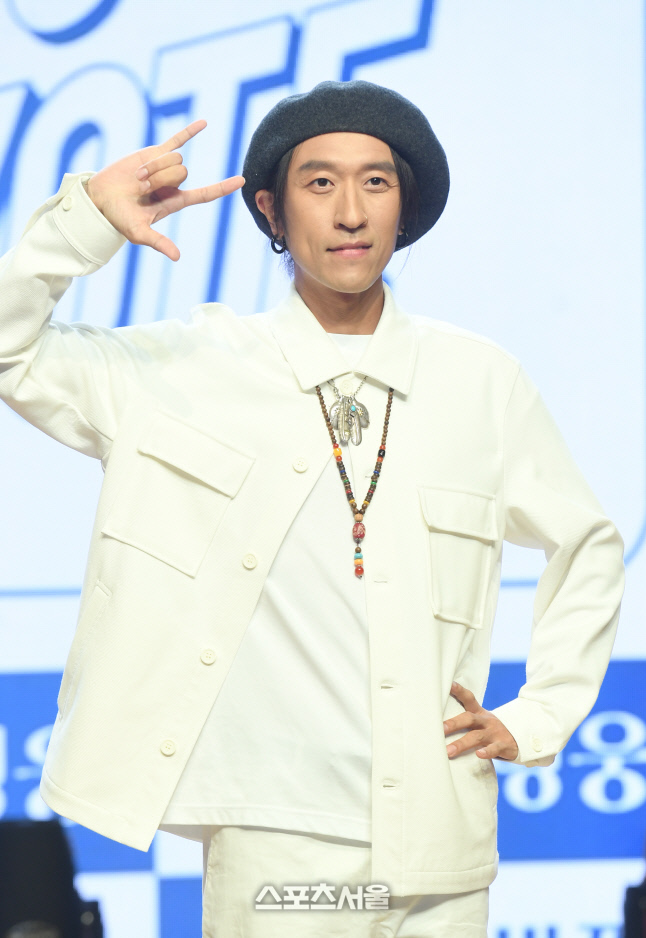 [포토]코요태 빽가, 떨리는 첫 쇼케이스