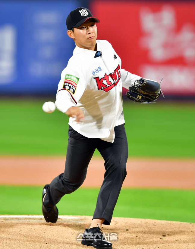 KT 1라운드 지명 김정운, 선발 고영표와 같은 사이드암 시구 [포토]