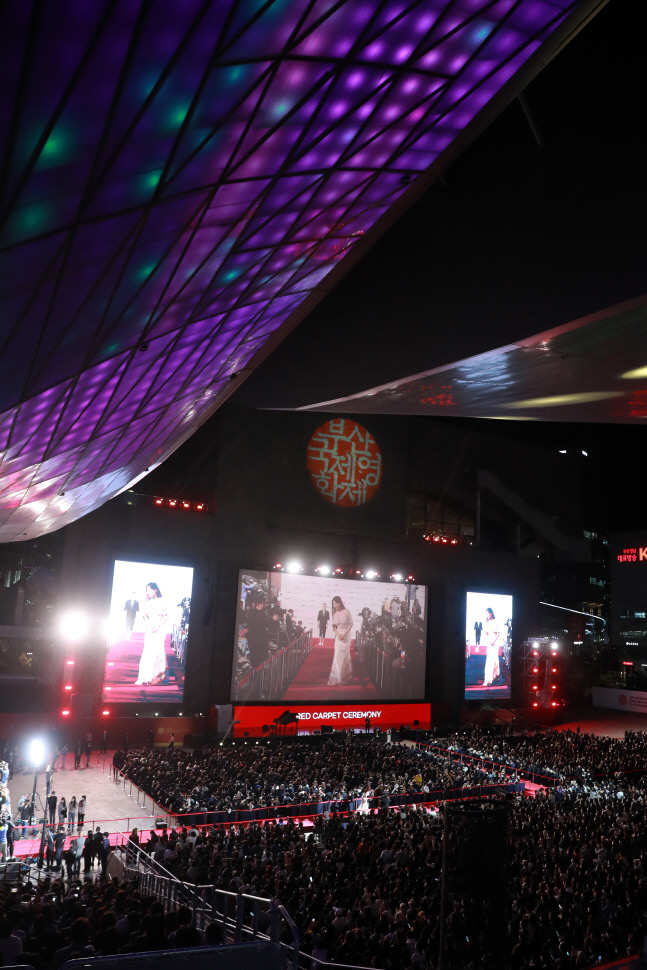 "이제 다시 극장으로..." 3년만에 정상화 선언 BIFF에 5000여 관객 열광 [SS현장]