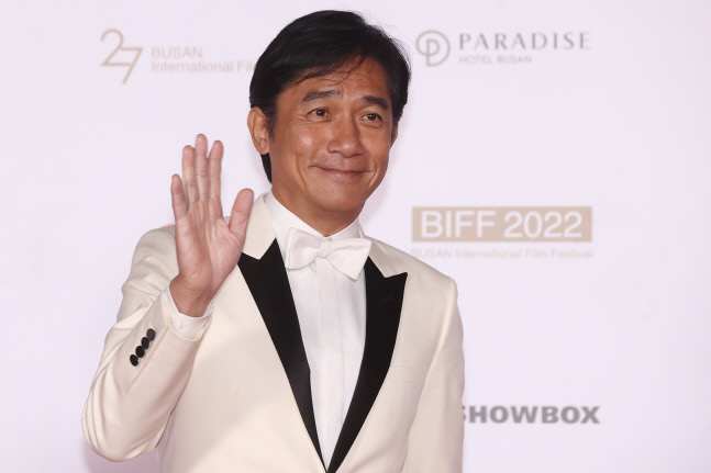 양조위, 품격있는 인사<YONHAP NO-4533>