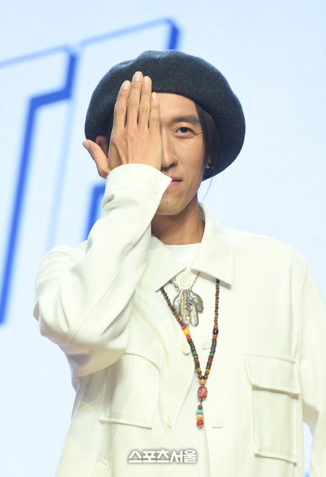 [포토]코요태 빽가, '반쪽' 포즈는 이렇게!