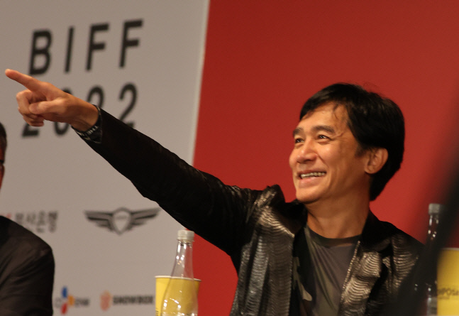 양조위, 여전한 소년 미소<YONHAP NO-2738>