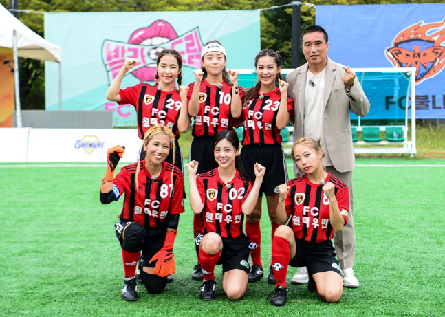 '골때녀' 키썸, FC 원더우먼 팀 비하인드 컷 공개! '미소 만발'