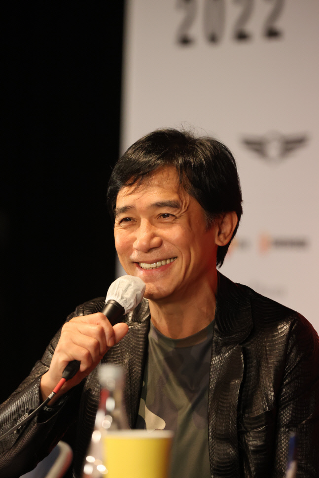 질문에 답하는 양조위<YONHAP NO-2736>