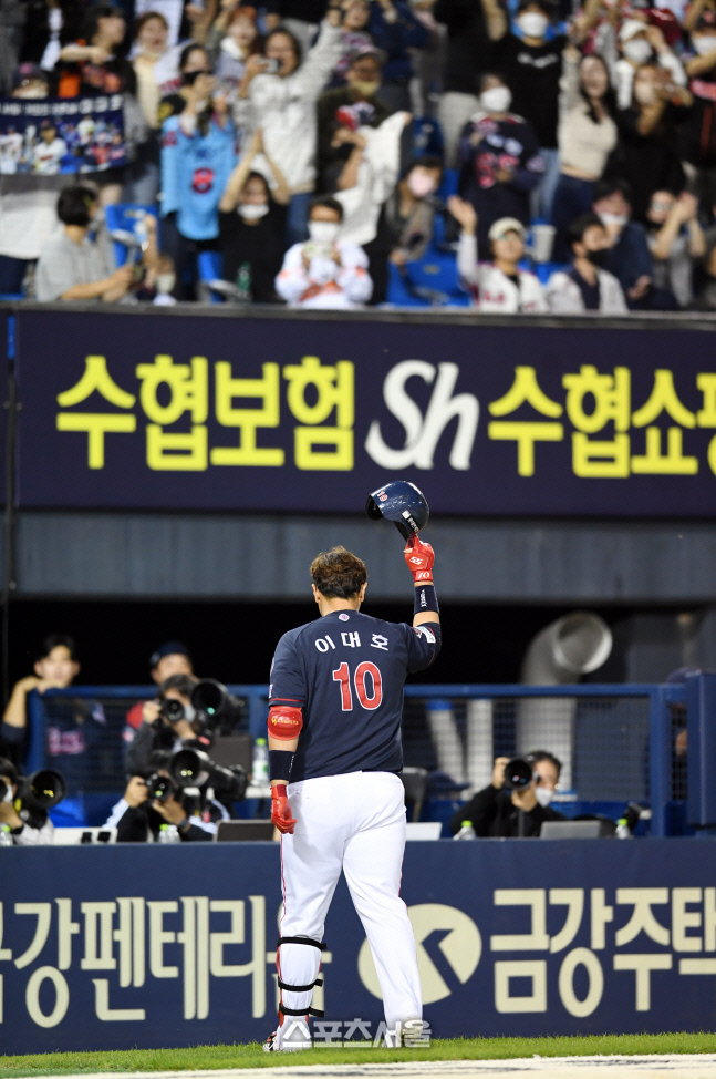 그룹도 아쉬워한 이대호 은퇴…롯데 소외계층에 1억원 기부 결정