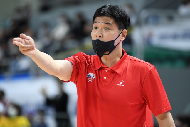 "선수 때도 늘 붙었어요" 덤덤히 치른 최초 쌍둥이 사령탑 대결, 결과는 동생 신승[SS통영in]