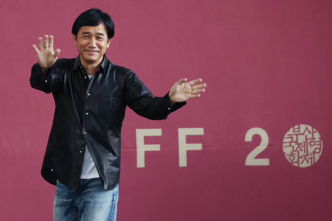 \'대배우\' 양조위의 다정한 인사<YONHAP NO-6566>