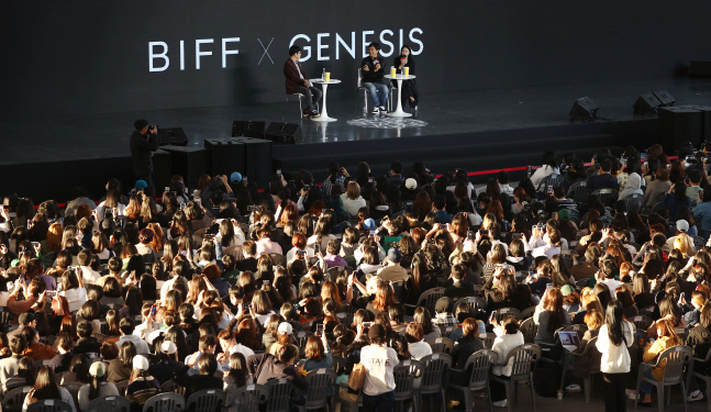 양조위 보기 위해 모인 인파<YONHAP NO-6572>