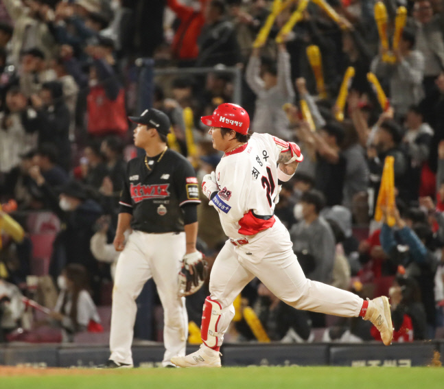 최형우, 경기 후반 투런홈런