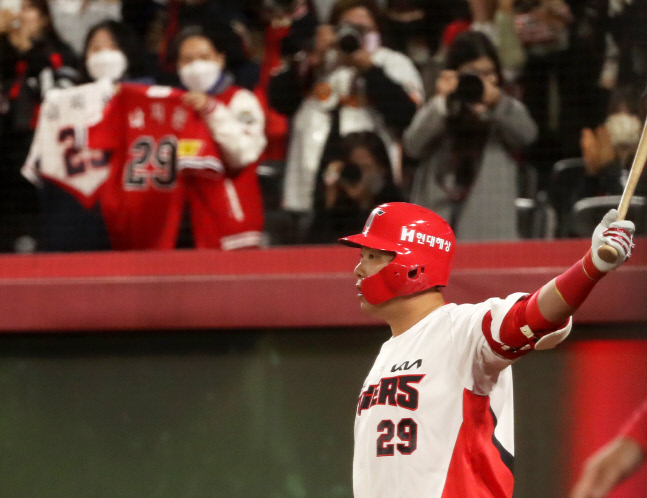 마지막 타석에 들어서는 나지완