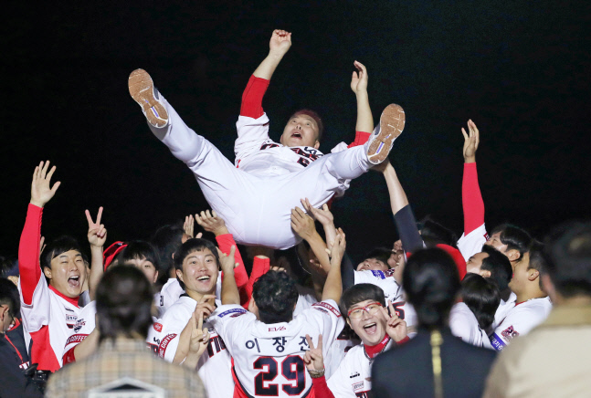 헹가래 받는 나지완