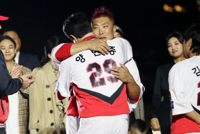 나지완, 양현종과 작별 인사