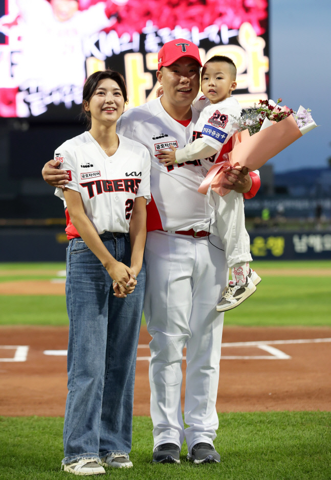 은퇴하는 나지완 \'가족과 함께 찰칵\'