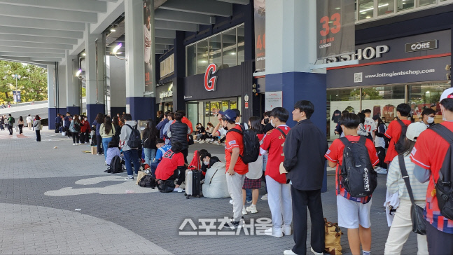“사인 못 받으면 어쩌죠?”, 이대호의 은퇴무대→사직엔 팬들로 ‘북적’[SS현장속으로]