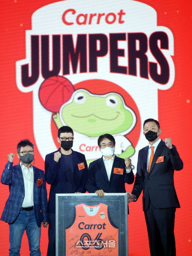 [포토] 사인 유니폼 전달하는 허재 사장