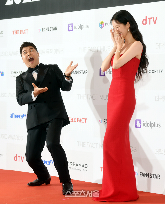 [포토] 서현, 전현무 포즈에 부끄부끄