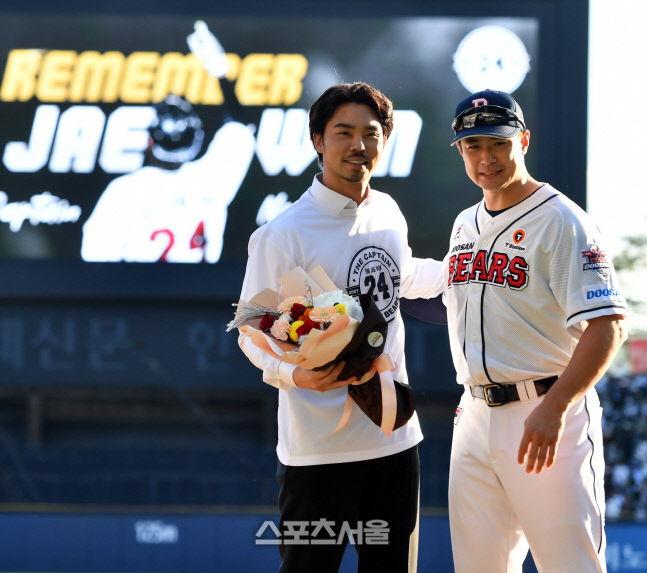 '영원한 캡틴' 두산 오재원 은퇴, 김재환과 다정히[포토]