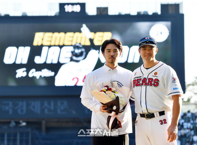 '영원한 캡틴' 두산 오재원 은퇴, 김재환과 다정히[포토]